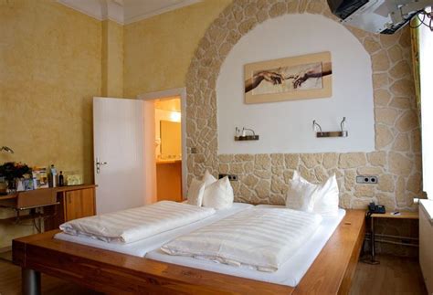 All rooms are spacious and feature a tv. Hotel Deutsches Haus - Ruhfäutchenplatz 1, 38100 ...