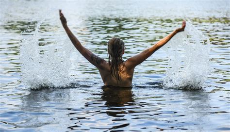 Bild Zu Oben Ohne An Der Münchner Isar Juni Hitzerekord Geknackt Bild 1 Von 1 Faz