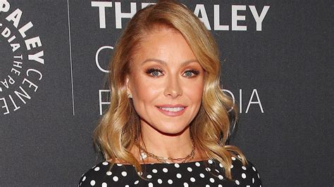 Kelly Ripa Wows Fans With Bedroom Dance Routine Ending In The Splits