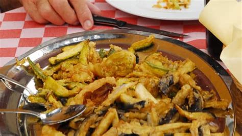 Pour les poivrons et les tomates, coupez le haut des légumes, gardez le chapeau et la pulpe. Recette de légumes frits | Zeste
