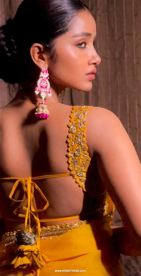 Anupama Parameswaran Sexy In Backless Saree Picturesstillsphoto Gallery Wallpapers