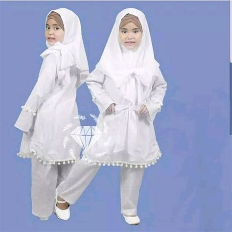 Tidak hanya sebatas dikalangan wanita dewasa saja memang, batik juga menjadi busana nasional. Model Baju Muslim Jilbab Panjang - Style Fashion Muslimah