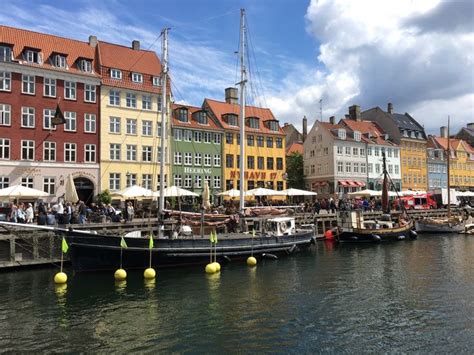 Kopenhagen Is Een Stad Met Leuke Winkels En Historische Gebouwen En