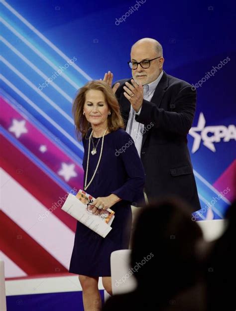 Mark Levin Y Julie Strauss Levin En Cpac Covention Protecting America