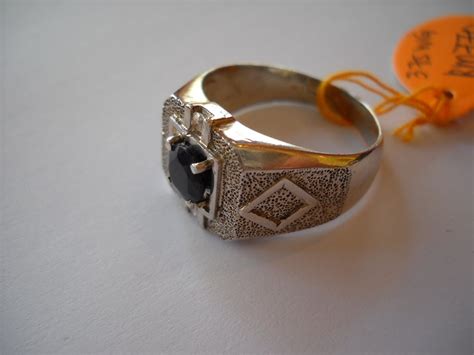 Sepasang cincin tunangan emas putih arico ini harganya rp2,99 juta untuk 8 gram dengan kadar cincin terlaris di toko online ini adalah model sepasang cincin buat tunangan dengan emas am 083. 48+ Info Modis Cincin Emas Putih Lelaki