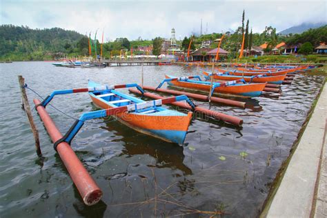 Inzwischen werden 21 kriegsschiffe, darunter. Traditionelles Bali-Ausleger-Boot, Indonesien Redaktionelles Stockbild - Bild von dame ...