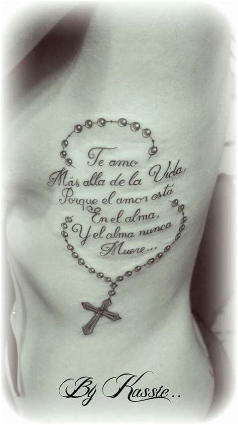 Tatouage Cote Lettrage Et Chapelet Tatuajes Escritos Tatuaje