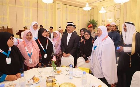 Peran agung sebagian besar bersifat seremonial karena walaupun ia memiliki kekuasaan konstitusional yang luas, ia. Preserve close ties between Malaysia and Saudi Arabia ...
