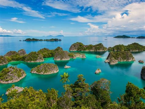 Republik indonesia reˈpublik ɪndoˈnesia (listen)), is a country in southeast asia and oceania. 10+ Dreamy Islands in Indonesia to Visit in 2020 (with ...