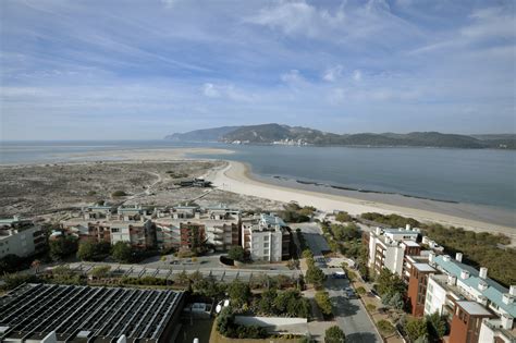 Here, there's time for you, your family and friends, whilst indulging in the pleasant climate and living close to nature where the ocean gently laps at the golden sand of. Tróia. A cidade fantasma transformou-se em refúgio do ...