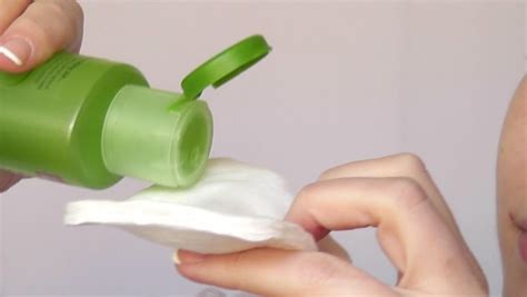 Enriched with madecassoside to build a protective barrier, white water lily flower extract it is scentless, simple, hydrating while keeping my skin's ph. Review nước hoa hồng Simple Kind To Skin Soothing Facial ...
