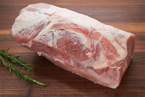 Large eye of lean loin meat and no tenderloin meat. Buy Pork Loin Chops Center Cut Online | Mercato