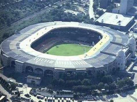 Om het beste nationale stadion van de wereld te hebben is er tussen 2000 en 2007 hard gewerkt aan het nieuwe wembley stadium zoals wij die nu kennen. Glory Glory Leeds United - YouTube