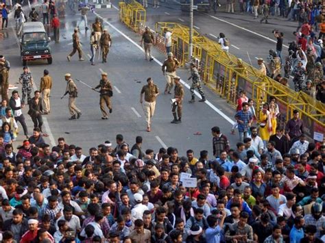 بھارت میں متنازع شہریت بل کیخلاف احتجاجکرفیو نافذپولیس کا لاٹھی چارج درجنوں افراد گرفتار