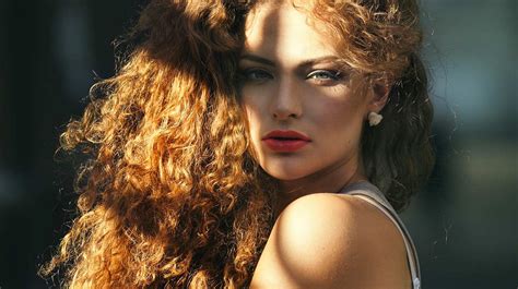 The layers begin around the face, sometimes as high as the cheekbone, ensuring that the waves are accentuated and subtle. 7 Tips that Work for Thick Curly or Wavy Hair | Curls ...