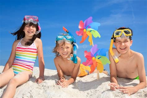 Niños Que Juegan En La Playa Imagen de archivo Imagen de arenoso brillante