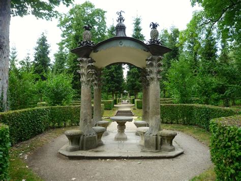 It is situated on the right bank of the main, 6 kilometres (4 mi) northwest of würzburg. Hofgarten | bienen-leben-in-bamberg.de