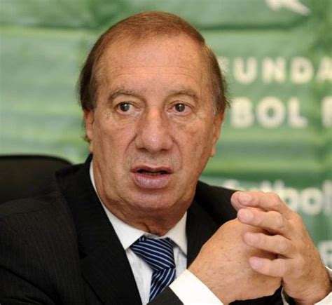 Bilardo achieved worldwide renown as a player with estudiantes de la plata in the 1960s, and as the manager of the argentina side that won the 1986 fifa world cup and came close to retaining the title in 1990, where they reached the final. Carlos Bilardo dio positivo de Covid-19