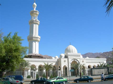 أبو الحسن علي السجّاد بن الحسين بن علي بن أبي طالب، المعروف أيضًا بلقب زين العابدين، (ولد يوم 5 شعبان 38 هـ في المدينة المنورة وتوفي فيها في 25 محرم من سنة 95 هـ) هو رابع أئمة الشيعة بكل طوائفهم. مسجد الشريف الحسين بن علي - الاردن المسافرون العرب