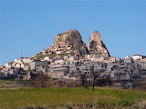 Aksaray, nevsehir, nigde les terres de la cappadoce tapissées de formations volcaniques surprenantes offrent des paysages. Découverte du village troglodyte de Uchisar en Cappadoce ...