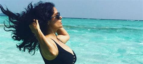 Salma Hayek disfruta sus vacaciones en sensual traje de baño