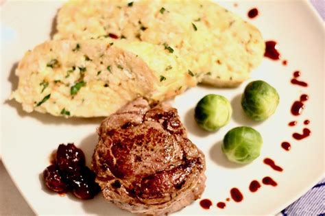 Burgenland genießen Hirschmedaillons mit Weichseln-Rezept