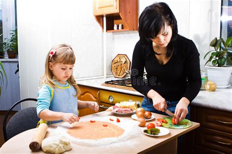 Prepare un postre extraña y muy sabrosa con sarah. Cocinar la pizza foto de archivo. Imagen de dedo, rubio ...