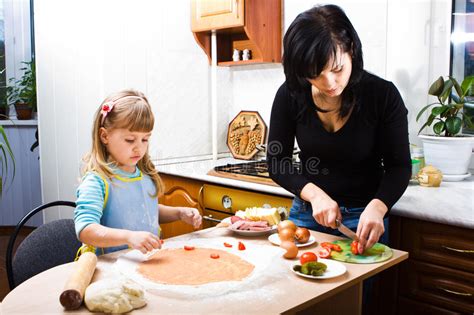 Juegos para cocinar con sara, estas en la mejor academia para preparar hamburguesas, deberás de combinar ingredientes que te piden para lograr dicho objeti. Cocinar la pizza foto de archivo. Imagen de dedo, rubio ...