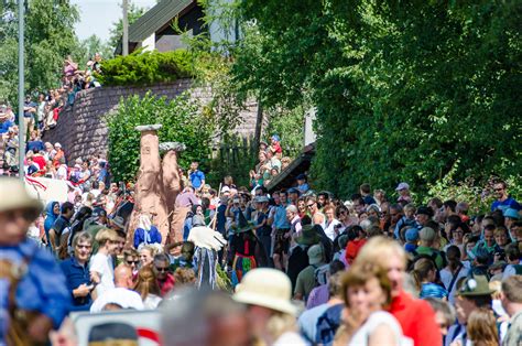 Knapp 1.000 höhenmeter überwand die bahn im abschnitt zwischen bozen und maria himmelfahrt mithilfe eines zahnradantriebs, bevor es von himmelfahrt aus eben weiter bis nach oberbozen, lichtenstern und klobenstein ging. Spaziergang & Fest Maria Himmelfahrt mit Trachtenumzug in ...
