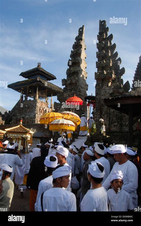 El Hinduismo Balinés La Recopilación De Los Creyentes Ceremonia