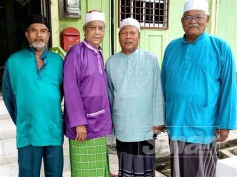 In addition to dato' m. M DAUD KILAU SOLAT DI MASJID