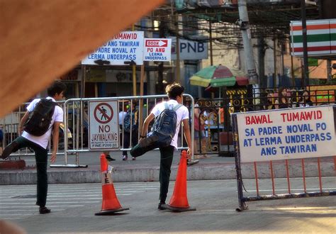 Synchronized Jaywalking In Manila Photos Gma News Online