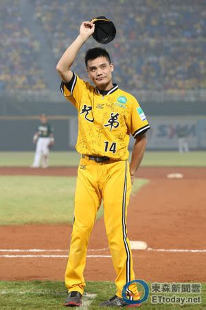 Jun 19, 2021 · 相隔17年台灣射箭男團再度「射」下奧運銀牌！其中，曾出征上屆里約奧運的魏均珩笑說，自己當作奧運初體驗，跟著2名學弟湯智鈞、鄧宇成一起向前衝。對於韓國隊超狂表現，魏均珩則認為，團隊已經盡力了。 中職／告別賽盼滿足象迷 兄弟球員放慢腳步 | ETtoday體育新聞 | ETtoday 新聞雲