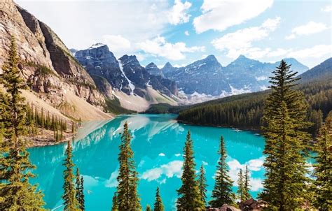 Premium Photo Beautiful Turquoise Waters Of The Moraine Lake With