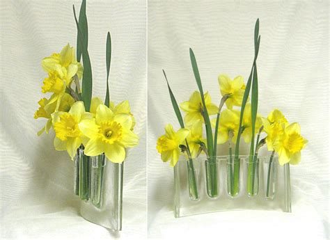 Nov 05, 2020 · call it a 1970s throwback or the latest craze in the maker movement, but dried flowers are back in a big way. Curved clear glass vase Glass Vases Flower Arranging Fresh