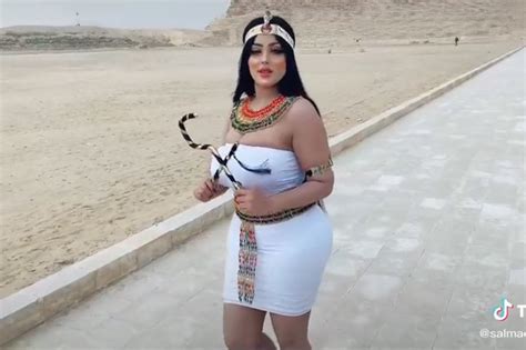Photographer Arrested After Pyramid Shoot With Model In Egypt Burada