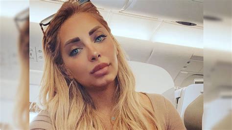 أن في أثناء حالة الضغط التي عاشتها في يوم زفافها، هناك من أوصل للأهل أنه يوجد خناقة وأن عائلتها محتجزة محمد وشدد محمد رشاد ومي حلمي أن السبب وراء إلغاء حفل زفافهما الأول كان بعض من الأصدقاء، الذين نقلوا للإعلام. شاهد.. مي حلمي تتحدث عن طلاقها من محمد رشاد و "الغدر ...