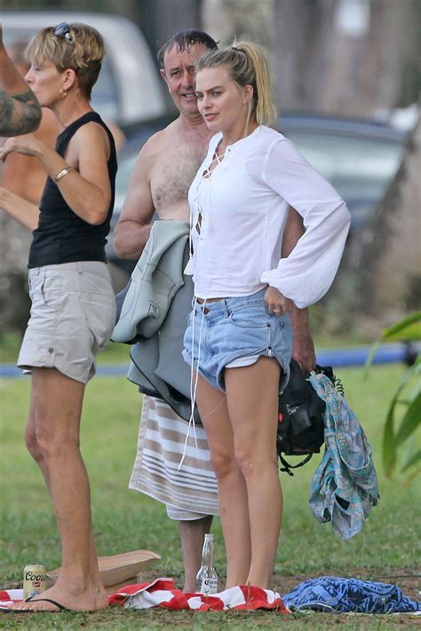 Margot Robbie And Tom Ackerley Have A Picnic By The Beach In Hawaii Gotceleb