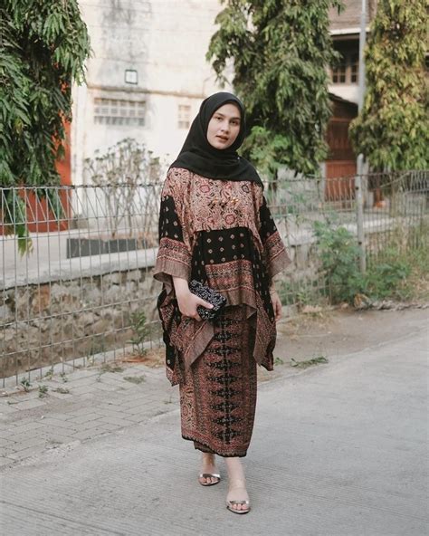 6 Ootd Batik Hijab Selebgram Dan Artis Kece Kece Semua Bunda Foto 3