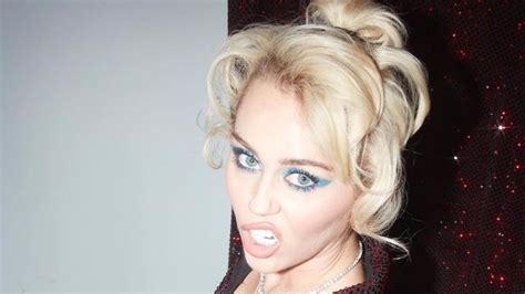 Galerie Miley Cyrus Se Op T Svl Kla Na Instagramu Fotka Extra Cz