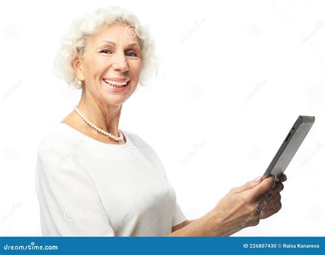 Mujer Adulta Feliz Que Usa Un Tablet Se Comunica Con Sus Hijos Y Nietos Foto De Archivo Imagen