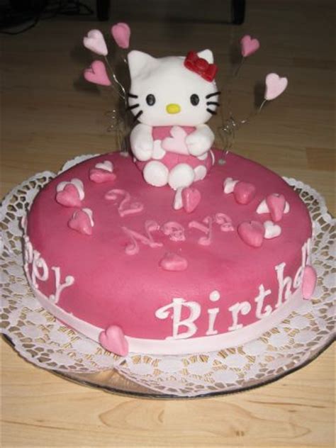 HELLO KITTY Torte in pink und rosa für meine Zweijährige