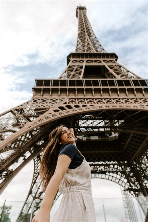 10 Instagram Worthy Eiffel Tower Pose Ideas Photographs By Teresa