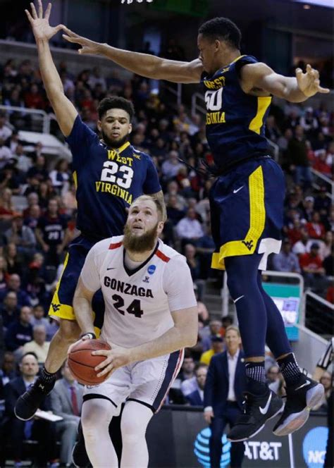 College Basketball Gonzaga Gets By West Virginia 61 58 To Advance To