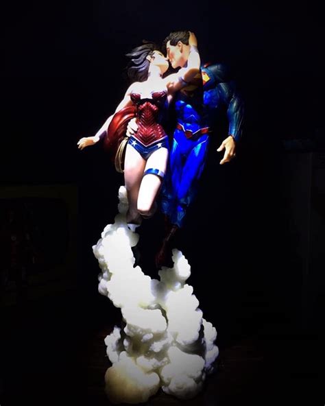 Superman And Wonder Woman Kiss Statue Hobbies And Toys Memorabilia