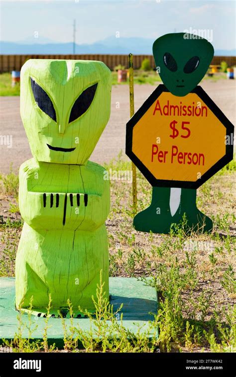 Hooper Colorado Usa July 21 2023 An Alien Welcomes Visitors To