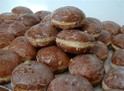 Przepis na te paczki pochodzi ze strony www.mojewypieki.com.polecam przepis na te paczki!składniki:600g maki pszennej + niewielka ilosc maki do podsypywania70 g cukru z. Przepis na pączki. TŁUSTY CZWARTEK 2016? Jak zrobić pyszne pączki PRZEPIS - NaszeMiasto.pl
