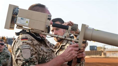 Durch die explosion eines mit sprengstoff beladenen autos wurden fast ein dutzend soldaten verletzt, drei davon schwer. DroneWatch: Das Anti-Drohnen-Gewehr der Bundeswehr in Gao ...