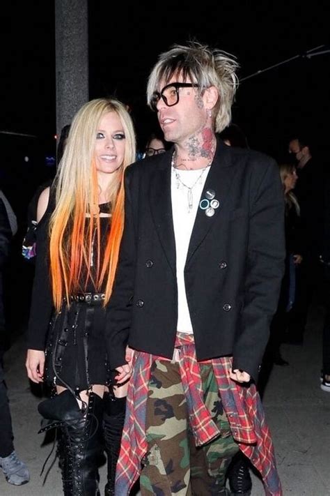Avril Lavigne In Love The Singer Got Engaged In Paris Celebrity Gossip News
