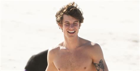 Shawn Mendes Strips Shirtless For A Day At The Beach Shawn Mendes Shirtless Just Jared